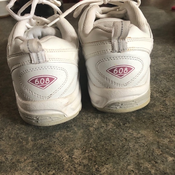 Woman’s New Balance - Picture 3 of 4